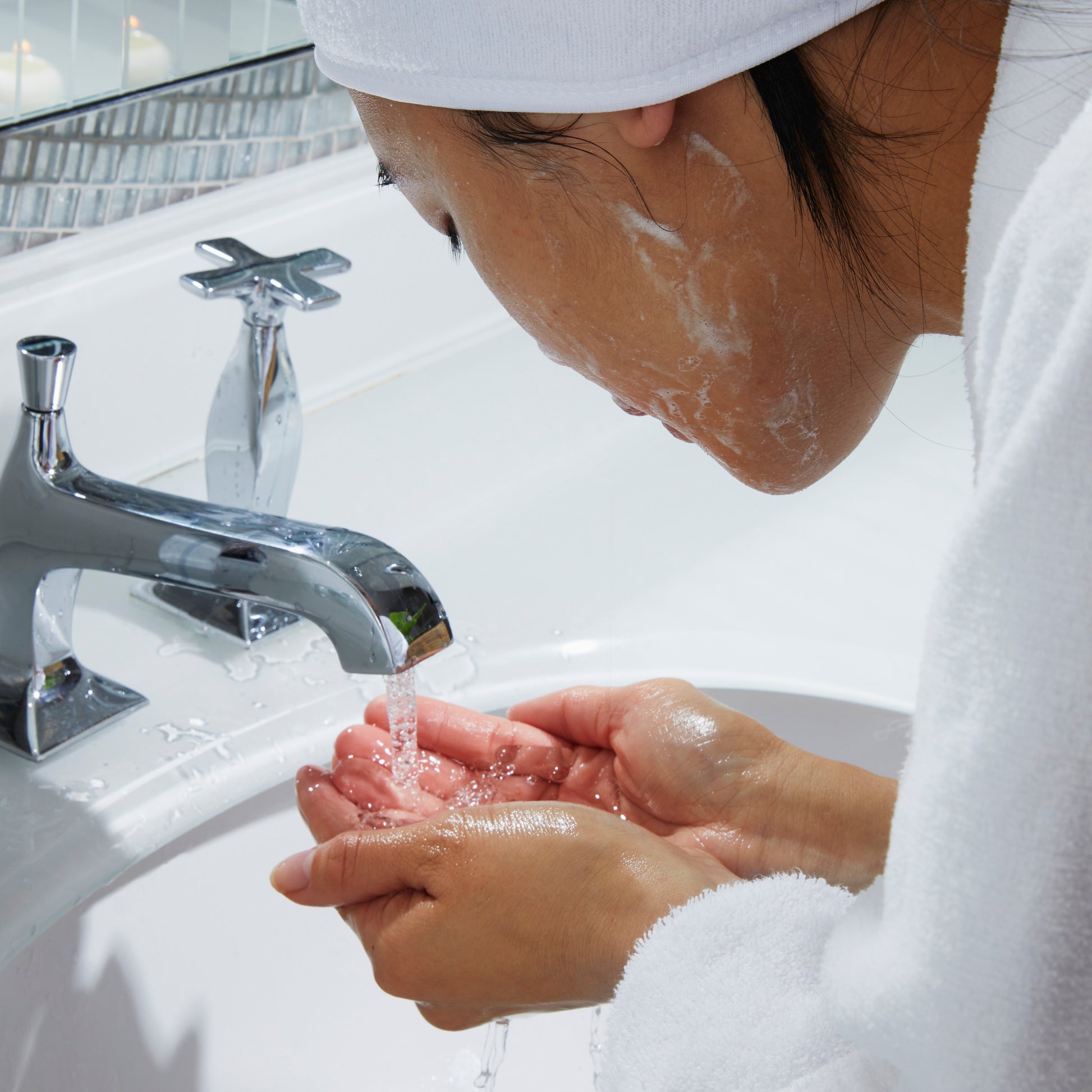Applying Kleem Pro-Collagen Face Cleanser to skin, daily skincare ritual to cleanse, hydrate, leave skin soft and smooth