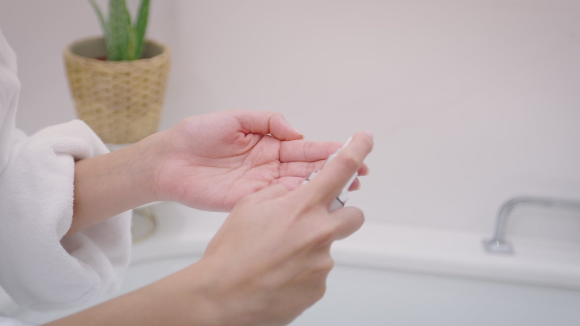 Kleem Organics Vitamin C Serum video showing product application