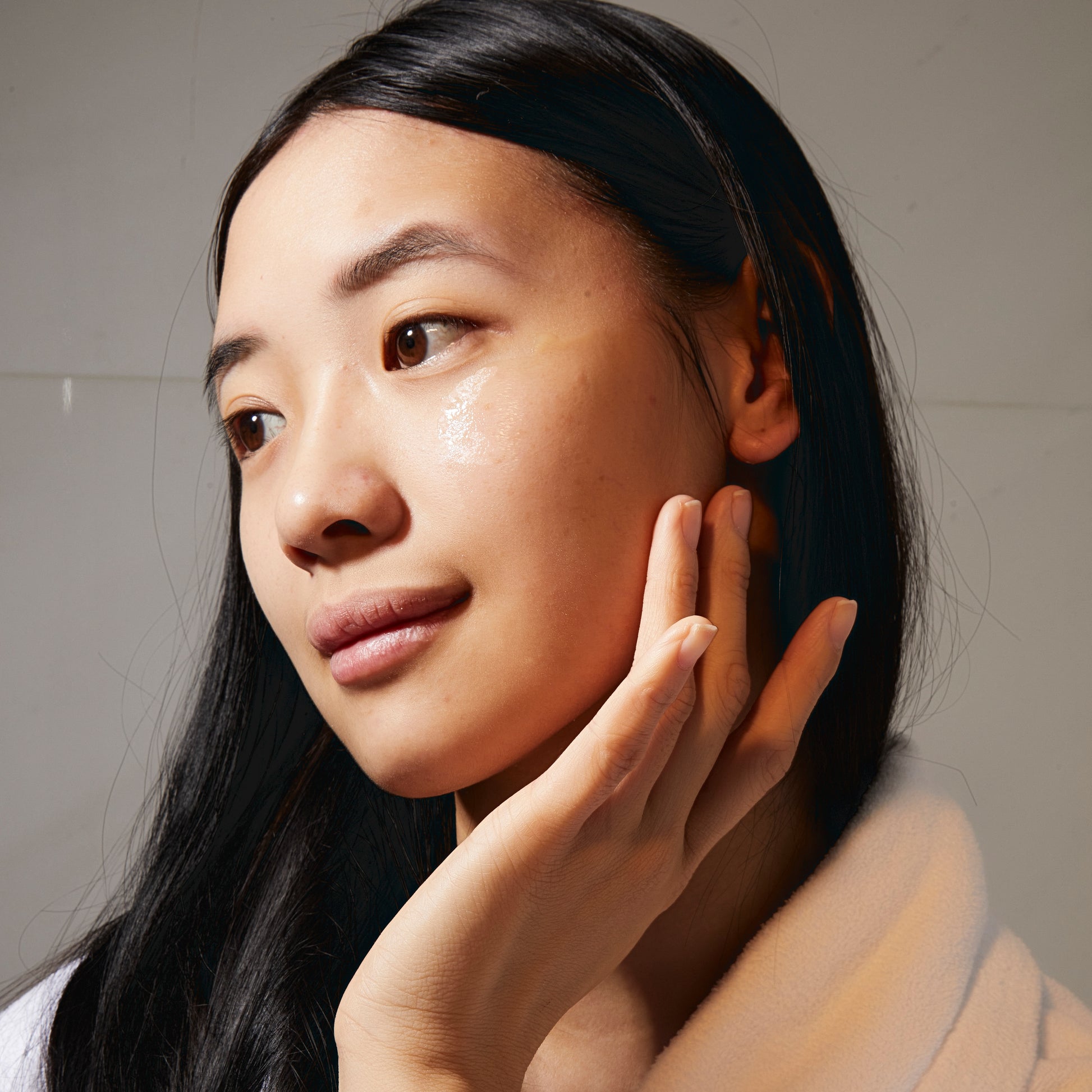 Applying Kleem dark Spot Serum to skin, daily skincare ritual for even and bright skin