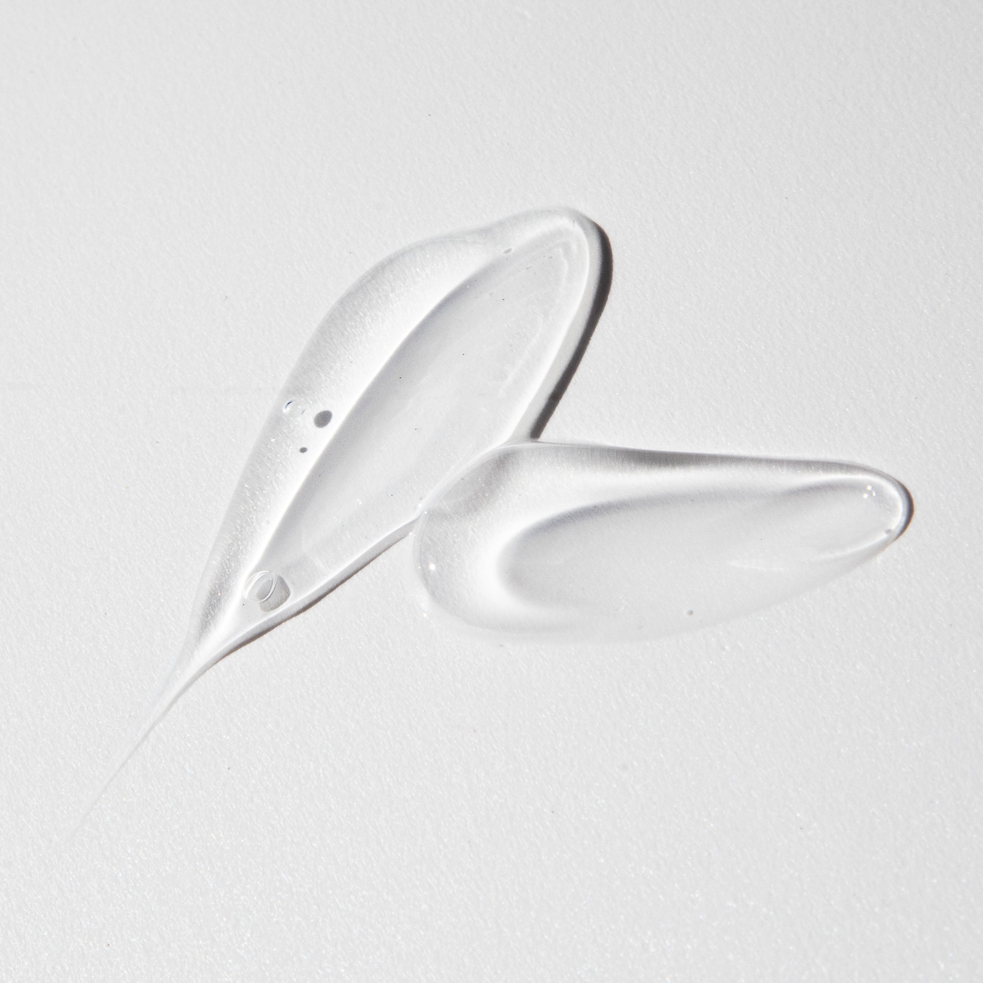 Lightweight texture of Kleem Hyaluronic Acid Serum: fast-absorbing hydrating formula