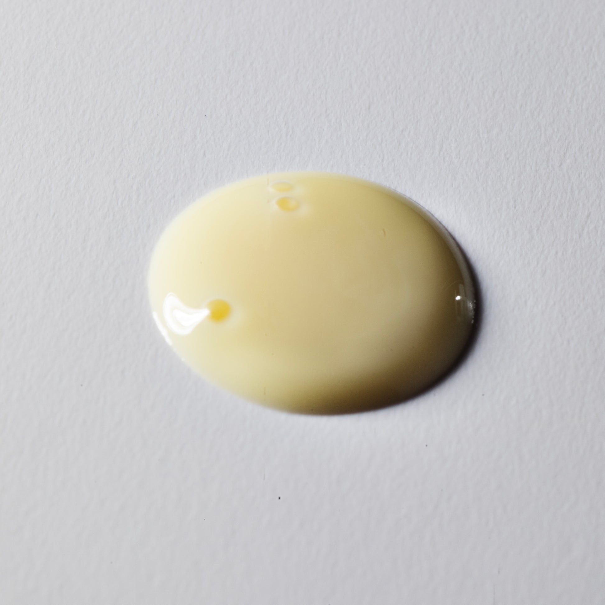 Lightweight texture of Kleem Niacinamide Booster: fast-absorbing formula
