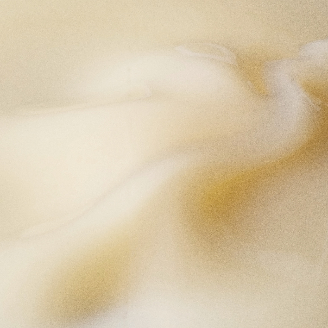 Milky-like texture of Kleem Vitamin C Face Cleanser: it does not lather